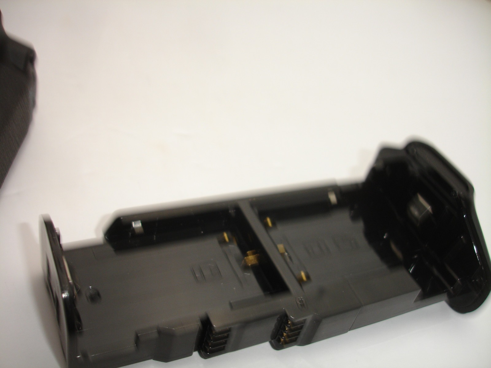 VELLO Vertical Battery Grip for Canon 60D ( Requires Battery ) BG-C6