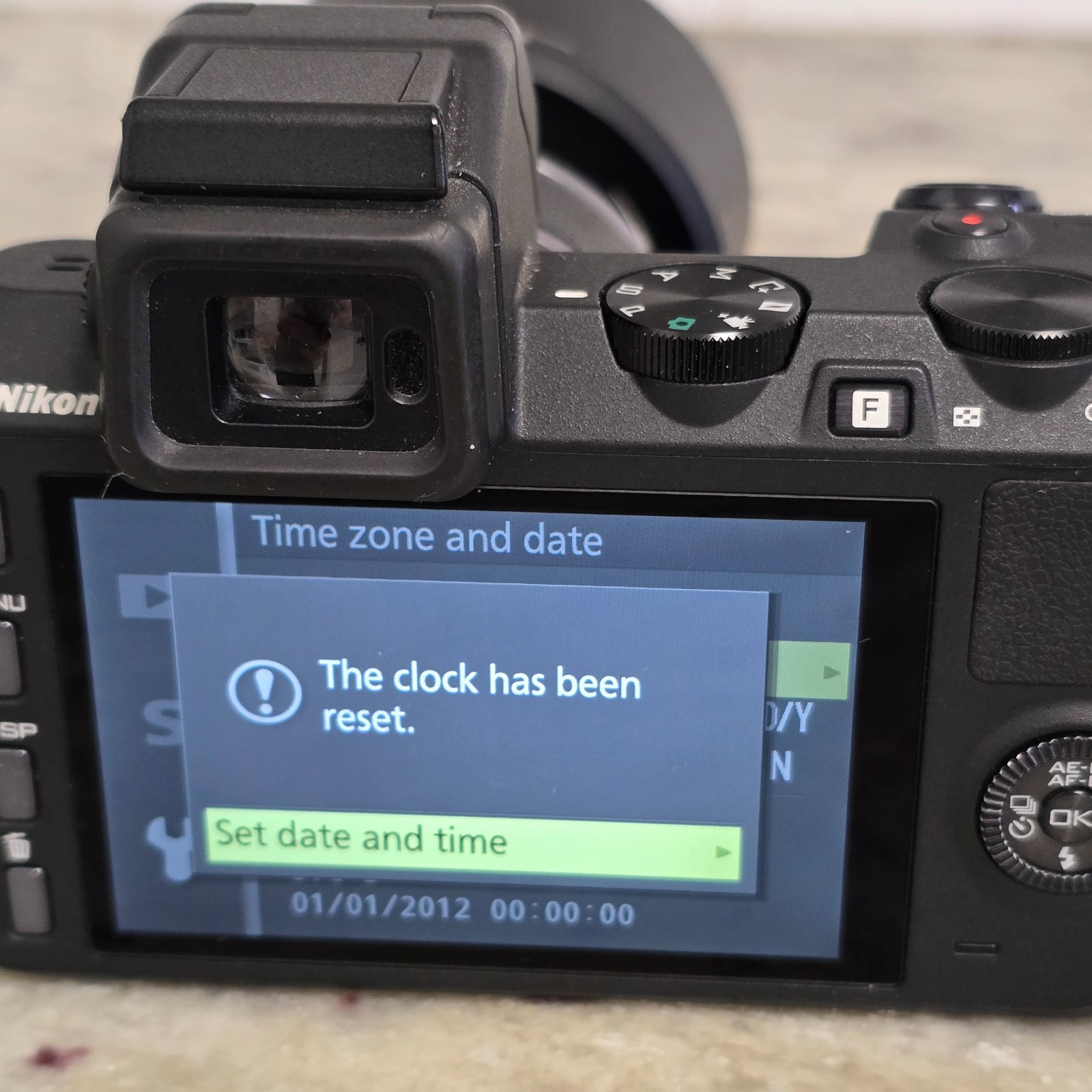 Nikon 1 V2 14.2MP Mirrorless Camera w/10-30mm Lens Shutter Count 11K