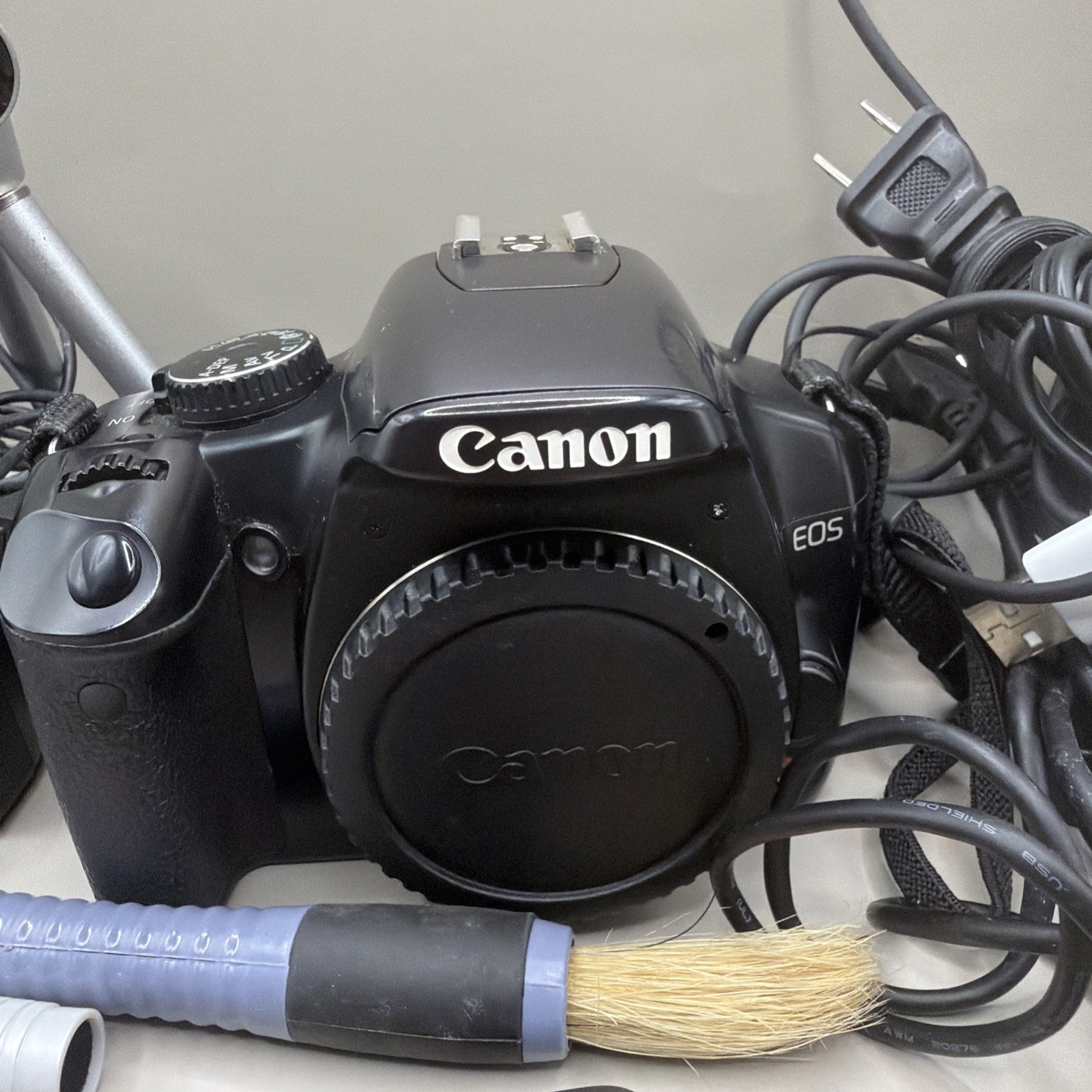 Canon EOS Digital Rebel XSi 450D 12.2MP DSLR Camera body With Extras