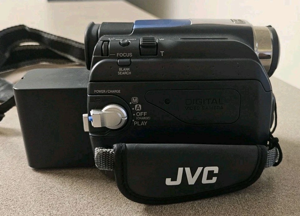JVC GR-D33U MiniDV Digital Video Camera Camcorder 16x Optical Zoom Silver Blue
