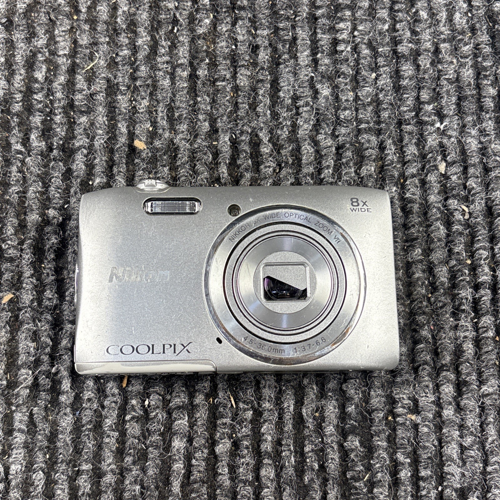 Nikon COOLPIX S3600 20.1MP Digital Camera – Silver – Blurry lens – Works