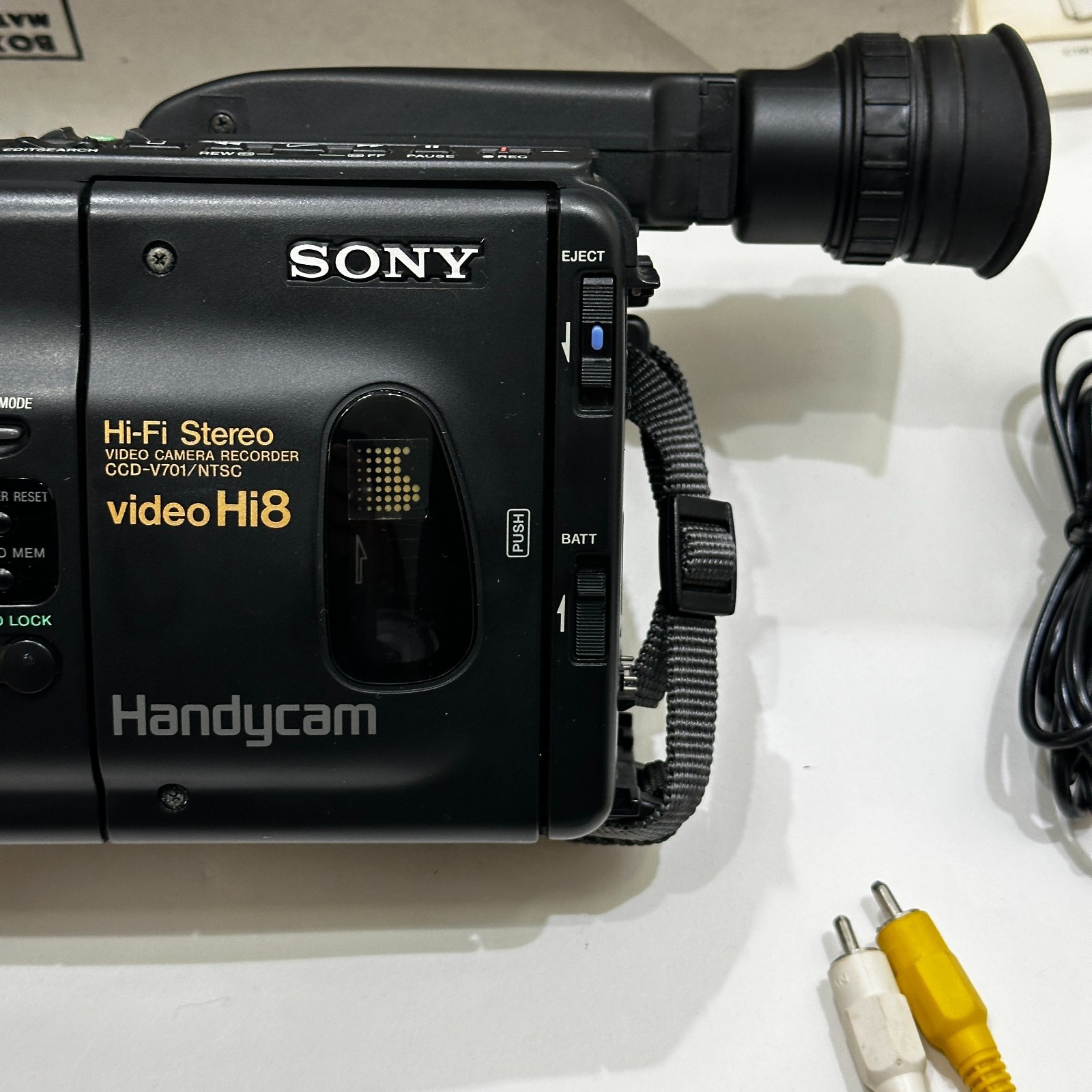 Sony CCD-V701 Video Hi8 Handycam Camcorder Bundle Box Untested
