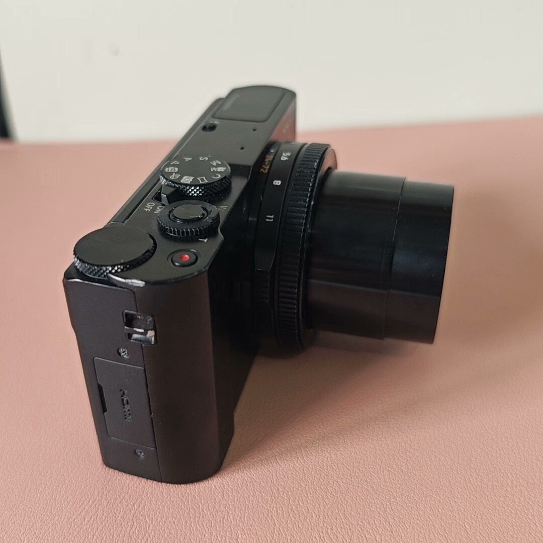 Panasonic DMC-LX10 (LX15) Digital Camera 20.1 MP 3x Optical Zoom Tiltable Screen
