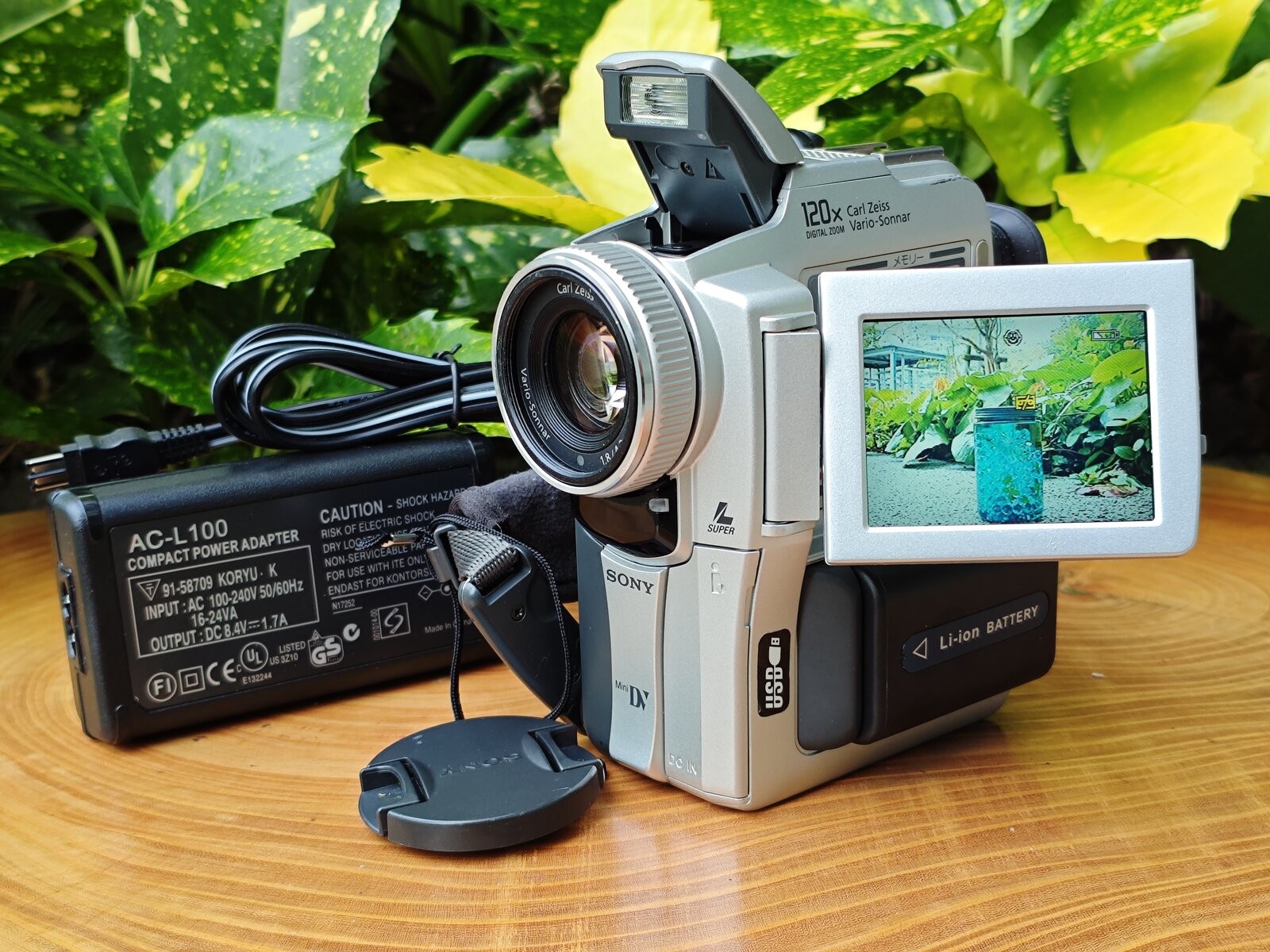 1141631 Sony DCR-PC110 MiniDV Camcorder Nightshot NTSC Tested w/ Charger