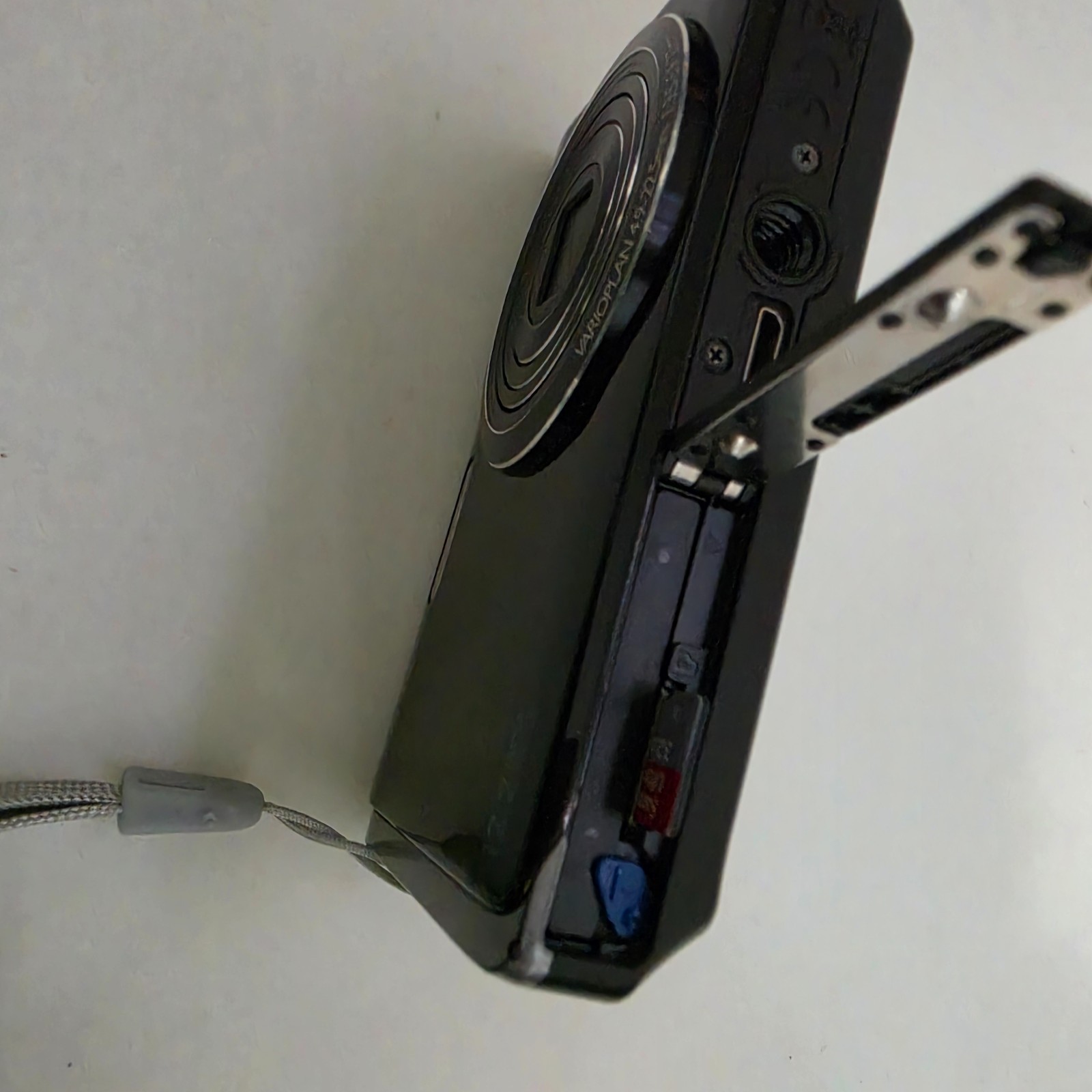 Samsung TL220 DualView Digital Camera 12.2MP 4.6x Zoom Schneider Lens Used