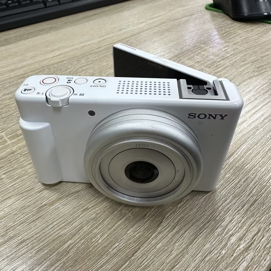 Sony ZV-1F 20.1MP Vlogging Camera – White Mint Condition English