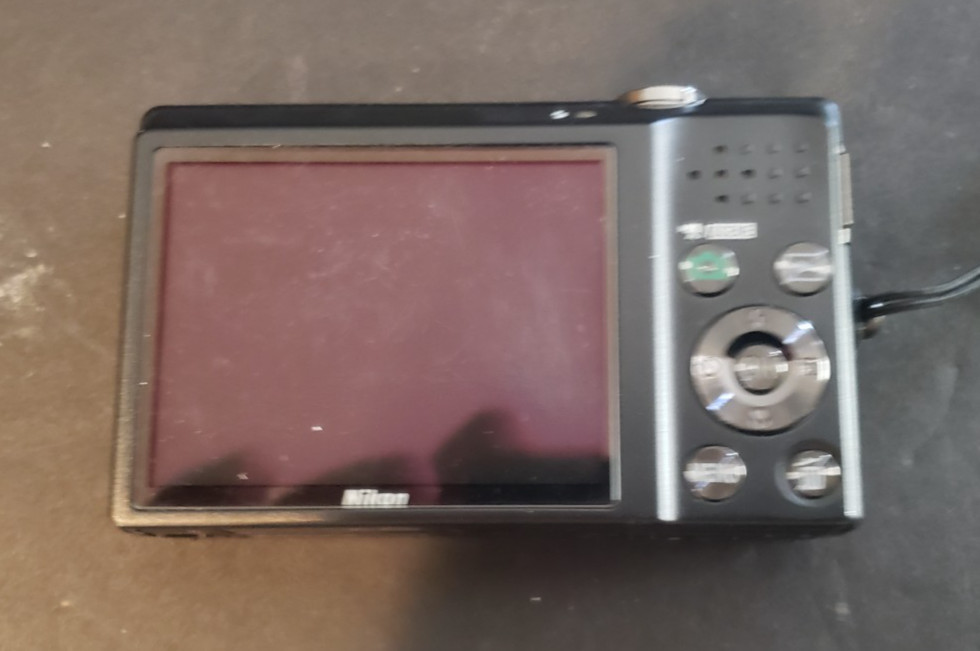 Nikon Coolpix S570 12 Megapixel Digital Camera wAccesories – Works Great