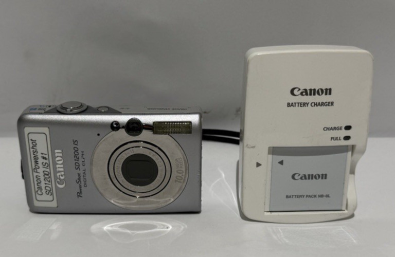 Canon PowerShot SD1200 IS Digital ELPH Camera 10MP Silver 3X Zoom Compact