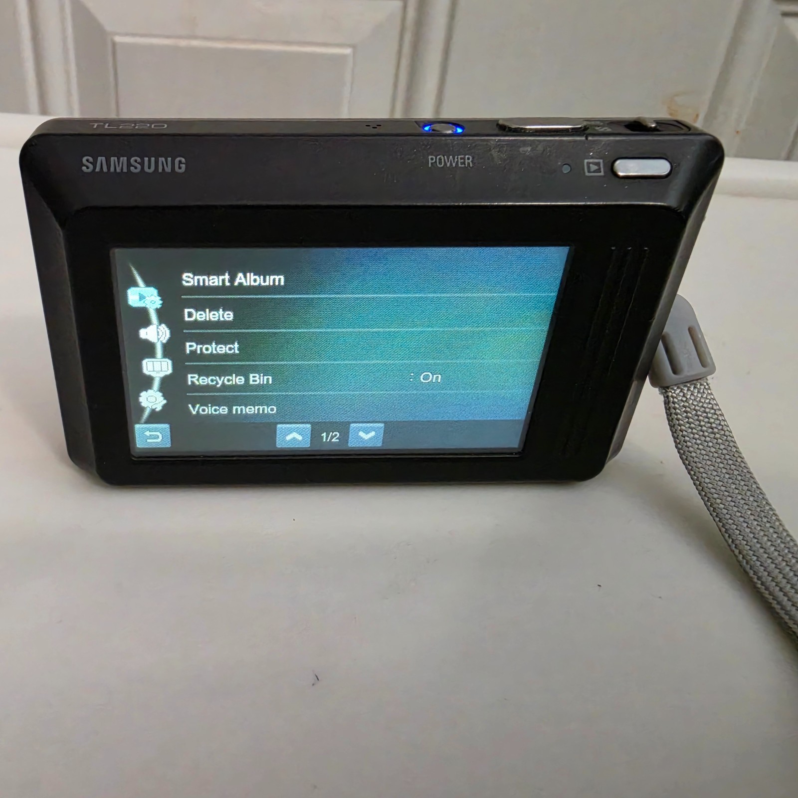Samsung TL220 DualView Digital Camera 12.2MP 4.6x Zoom Schneider Lens Used