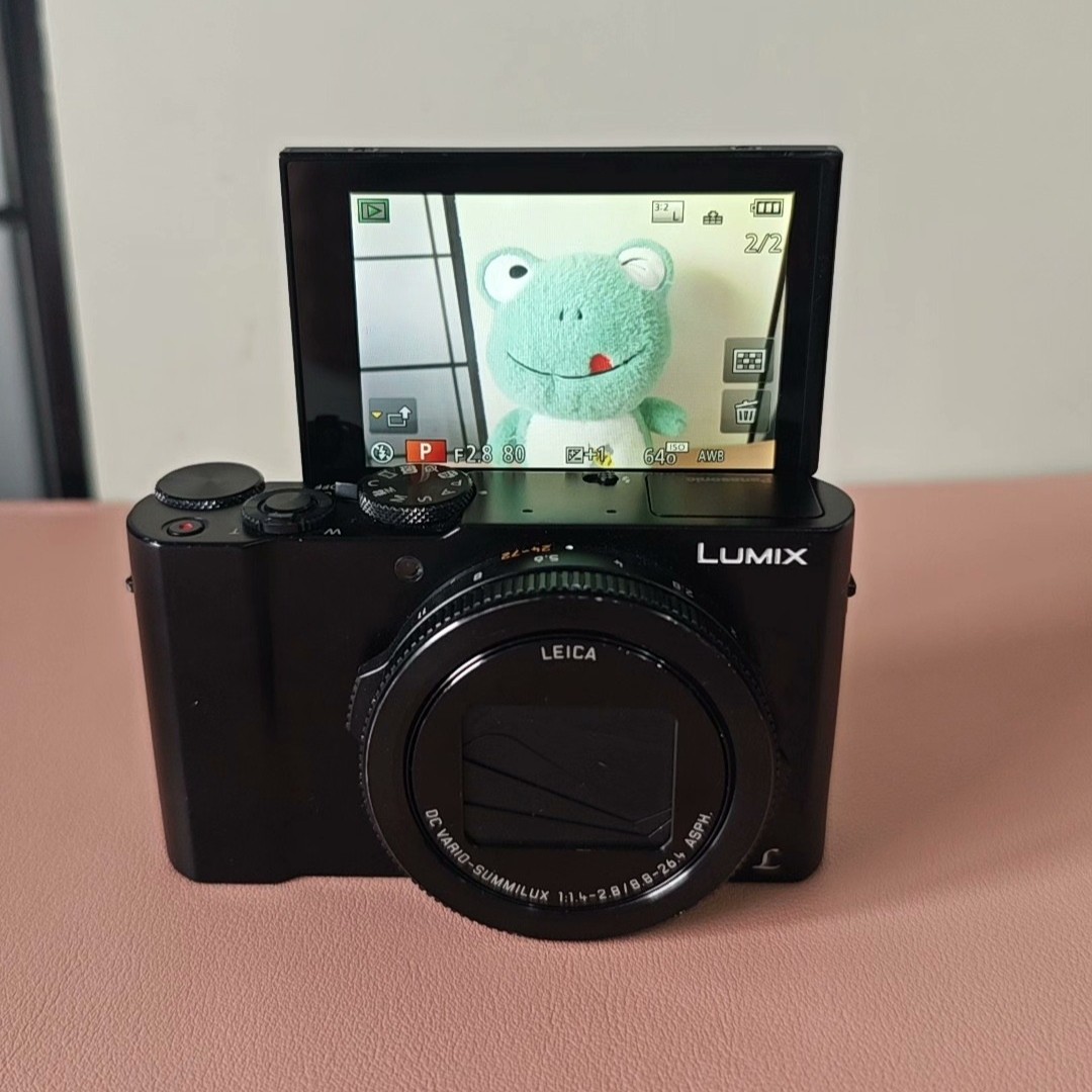 Panasonic DMC-LX10 (LX15) Digital Camera 20.1 MP 3x Optical Zoom Tiltable Screen
