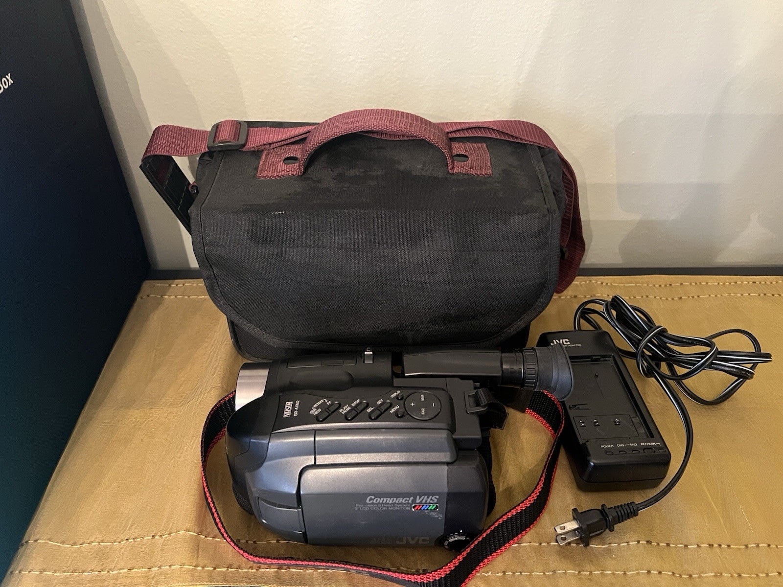 JVC GR-AXM2 Compact VHS Camcorder 18x Optical with charging cord