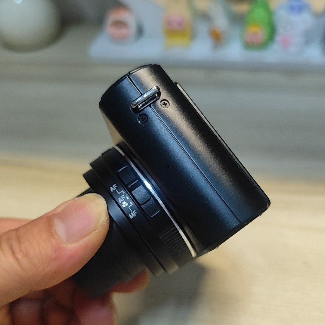 Leica D-LUX 5 Digital Camera 10.1MP 3.8x Optical Zoom 720p HD Video Recording