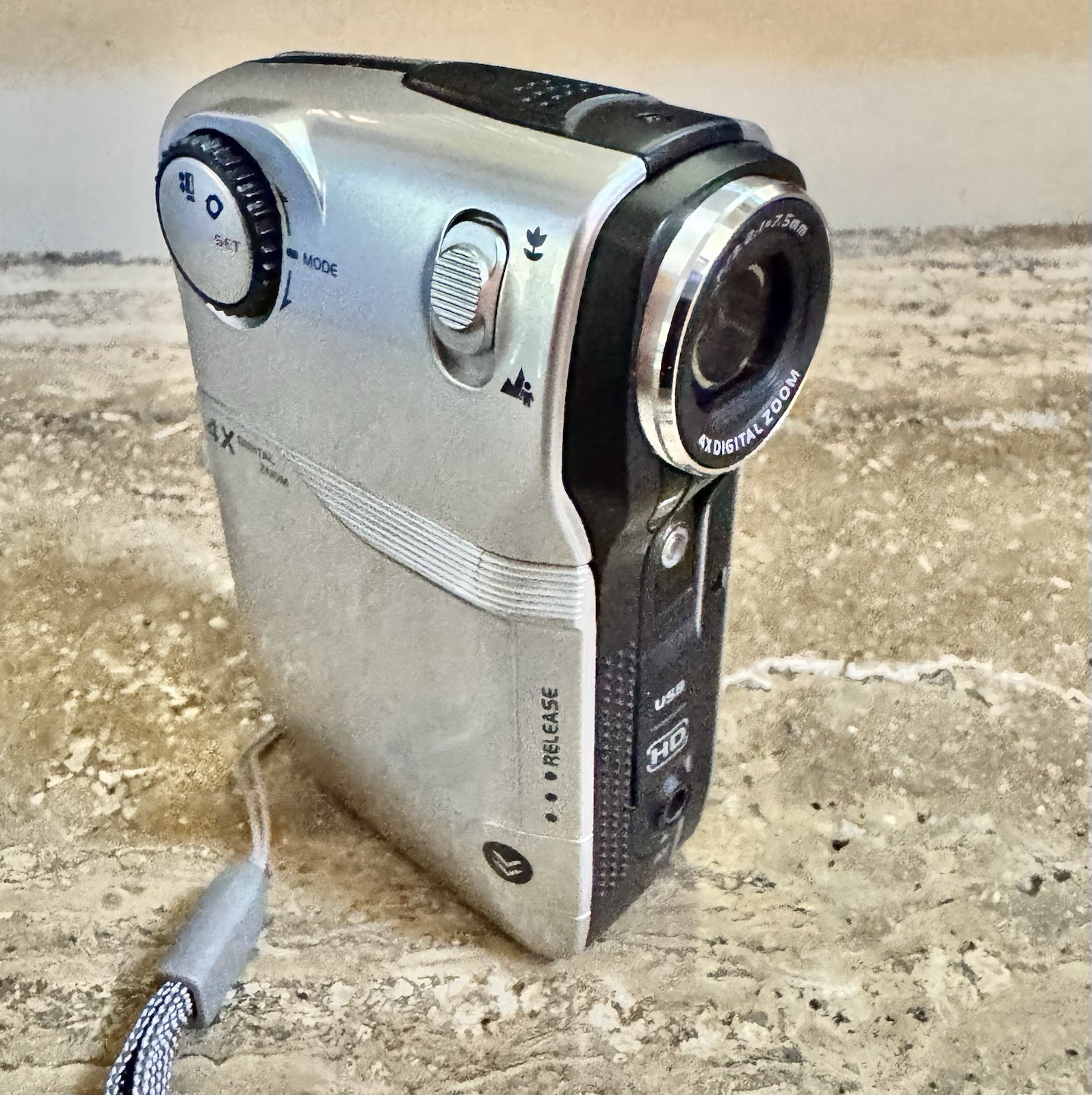 Digital Camera DXG-579V HD Video Camera Silver 8.0 MP , 4x Zoom Open Box