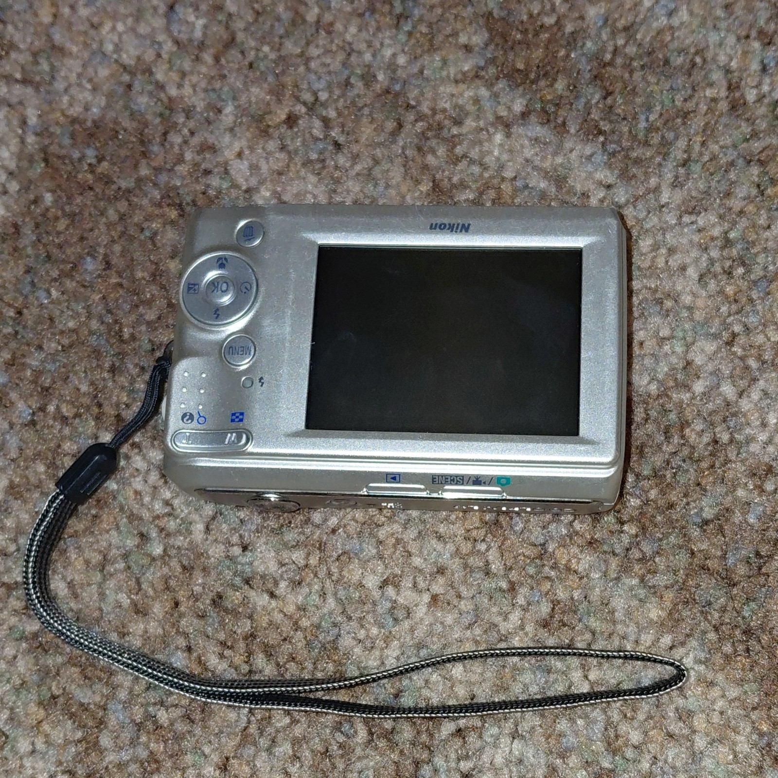 Nikon COOLPIX L19 8MP Compact Camera 3.6x Zoom 2.7in LCD Silver