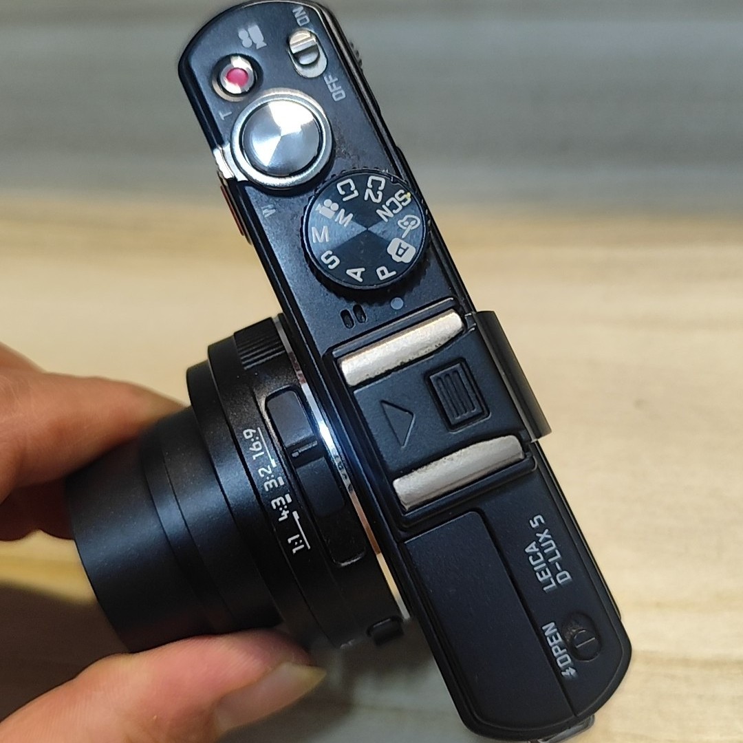 Leica D-LUX 5 Digital Camera 10.1MP 3.8x Optical Zoom 720p HD Video Recording