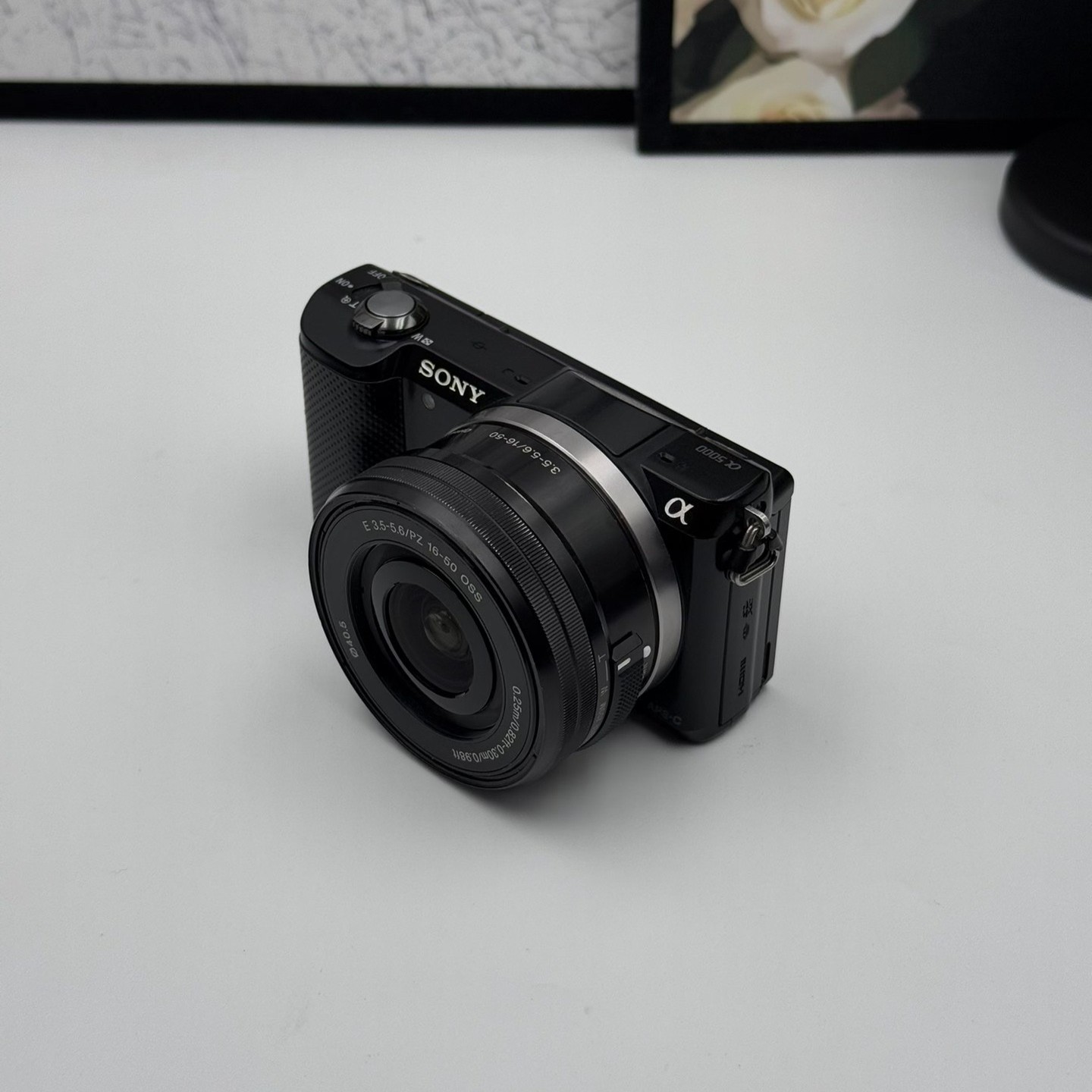 Sony Alpha A5000 Mirrorless Camera w/ 16-50mm lens 20.1MP Tiltable Screen- Black