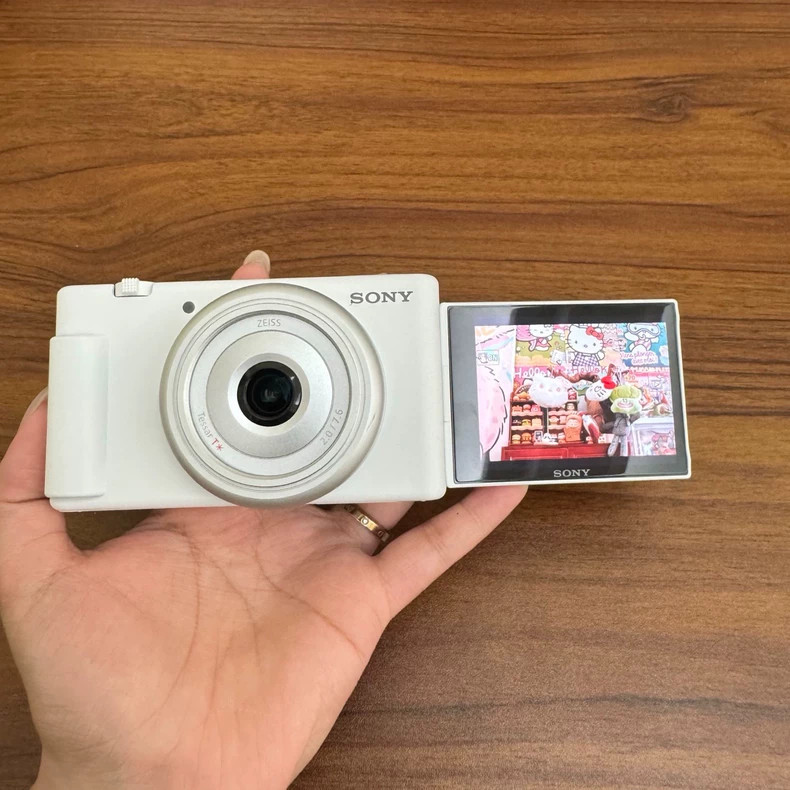 Sony ZV-1F 20.1MP 4K f/2 Vlogging Flip Screen Digital Camera – 95% New