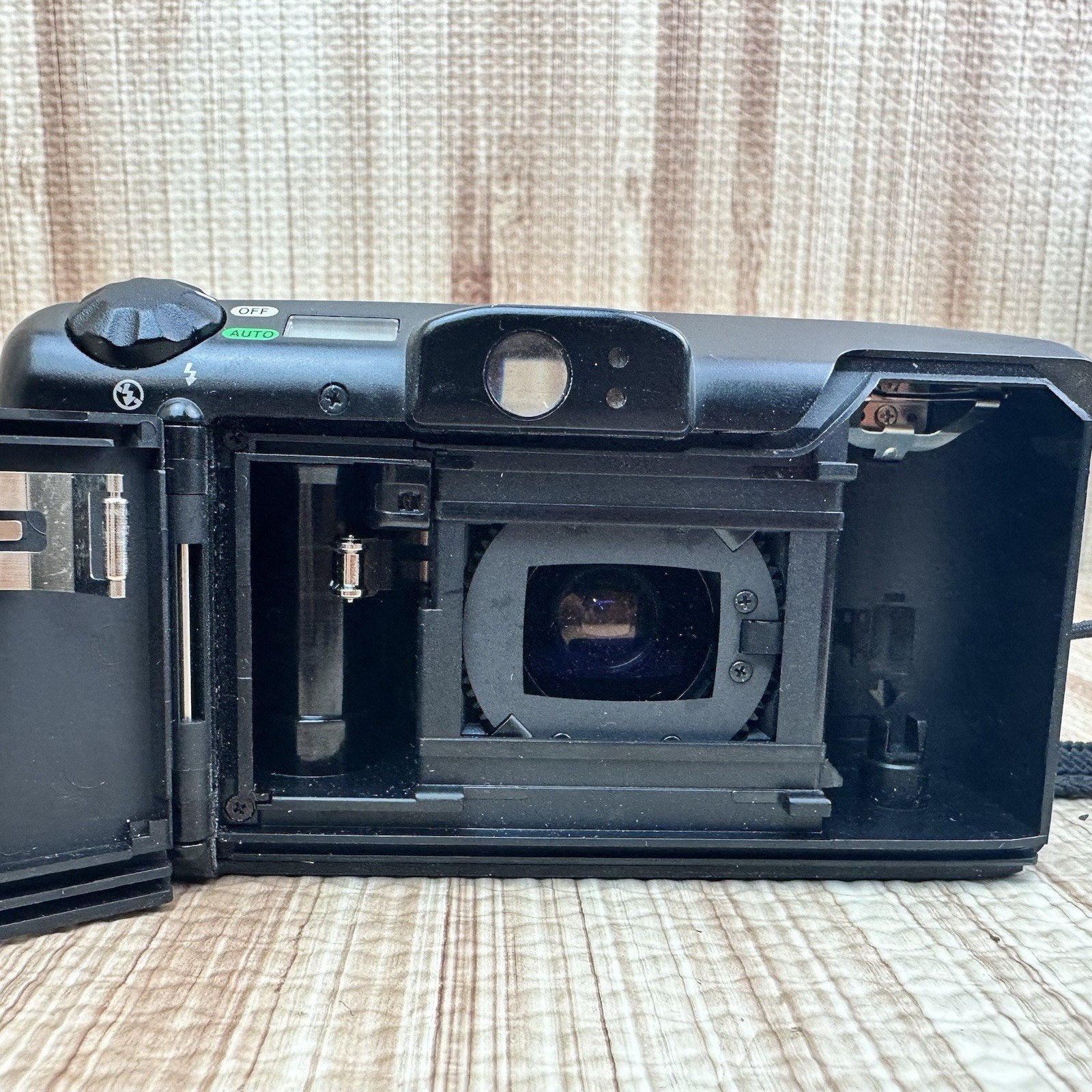 Canon Sure Shot 105 Zoom 35mm Film Camera 38-105mm SAF Taiwan