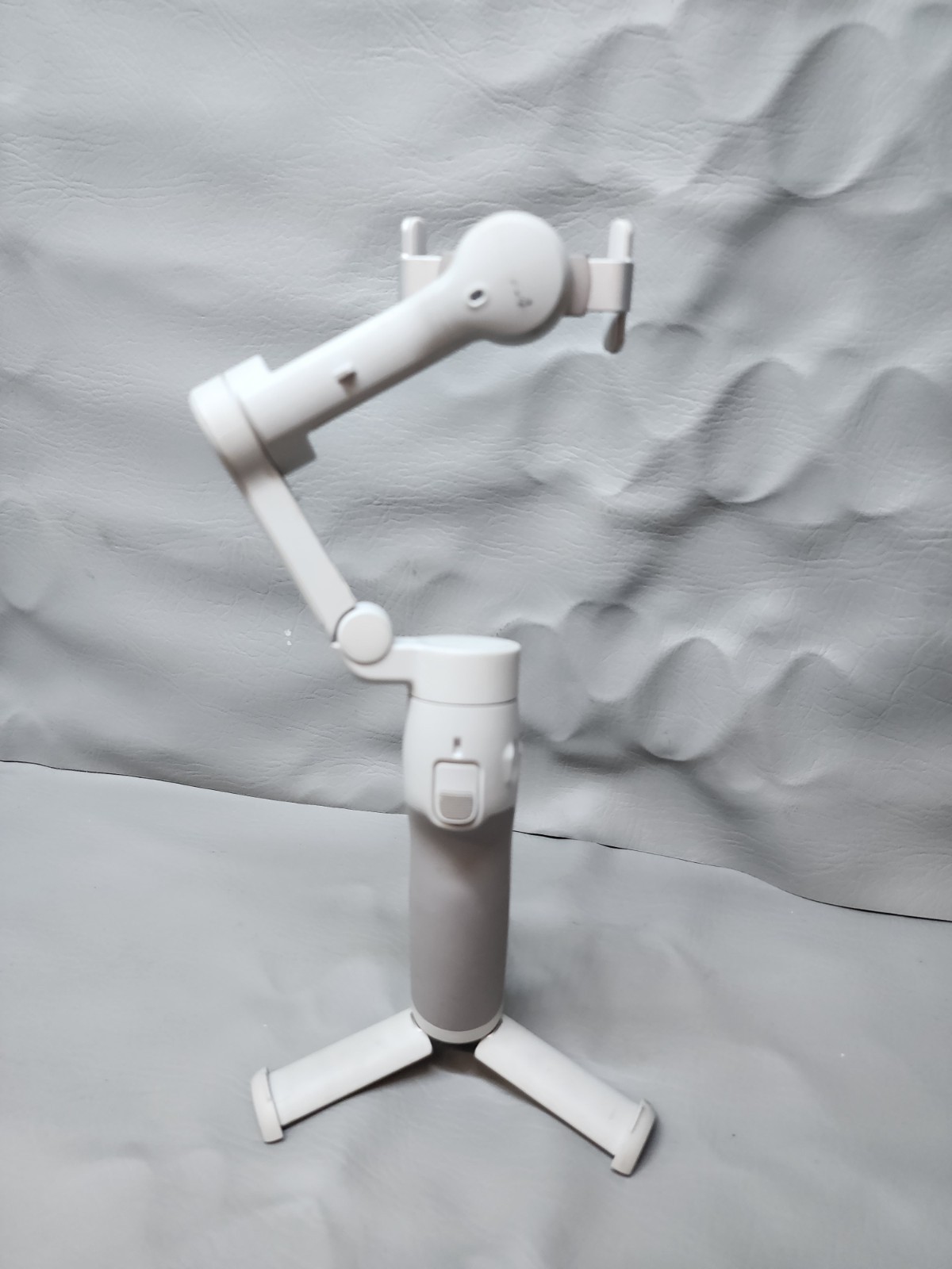 DJI Osmo Mobile 7 Built-in Tripod
