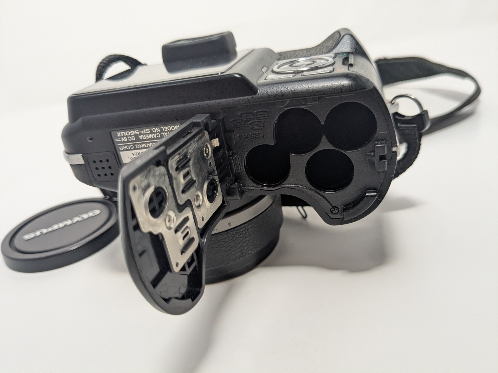 Olympus SP-560UZ 8MP Digital Bridge Camera with 18x Zoom As Is Battery Corrosion