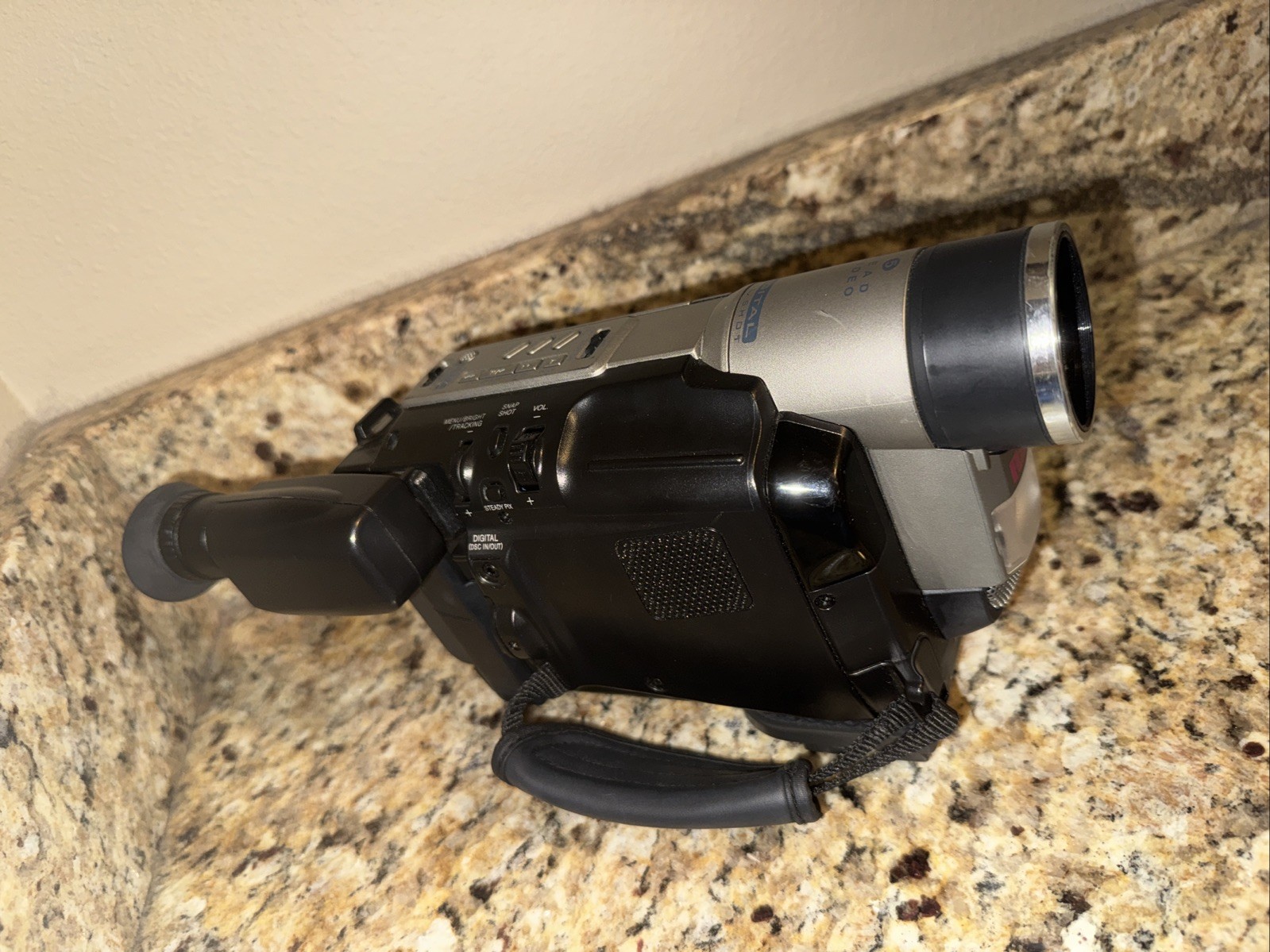RCA AutoShot CC6374 VHS-C Camcorder Steady Pix Camera 400X Digital Zoom UNTESTED