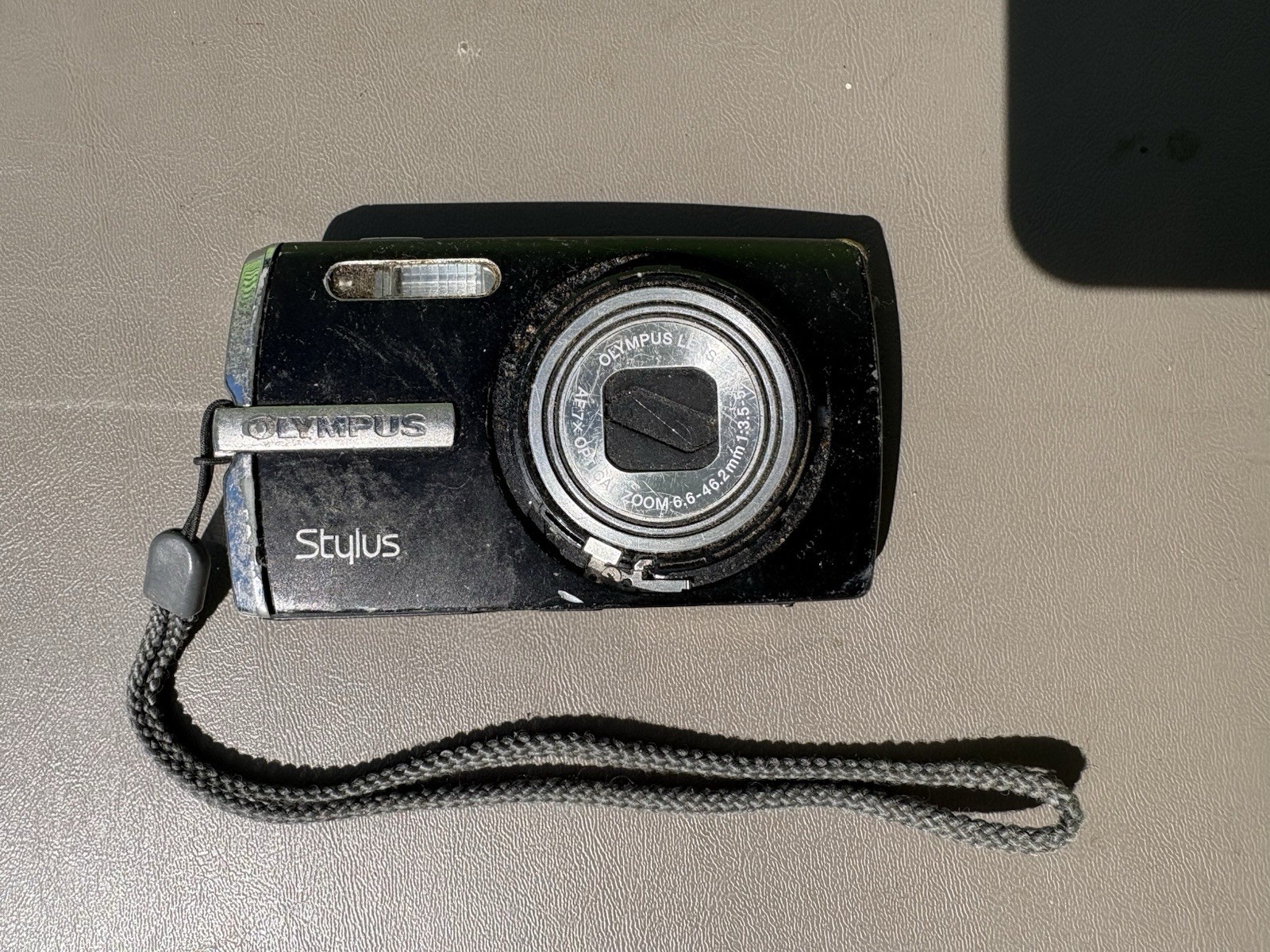 Olympus Stylus 1010 Built-In Flash Compact Digital Camera w/ Battery FOR PARTS