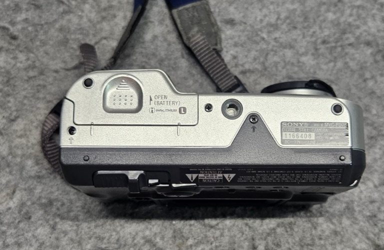 Sony MVC FD75 Digital Camera Mavica 10x Zoom Untested w/Batteries, bag & Lens