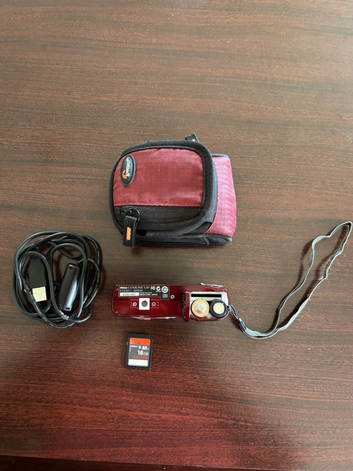 Nikon COOLPIX L20 10MP Compact Camera Red 3.6x Zoom 3in LCD Case Bundle