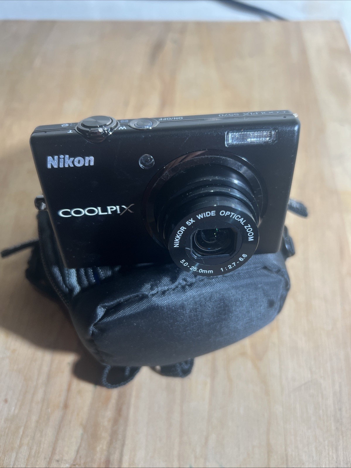 Nikon Coolpix S570 Digital Camera 12.0MP Black 5x Wide Optical Zoom with Case
