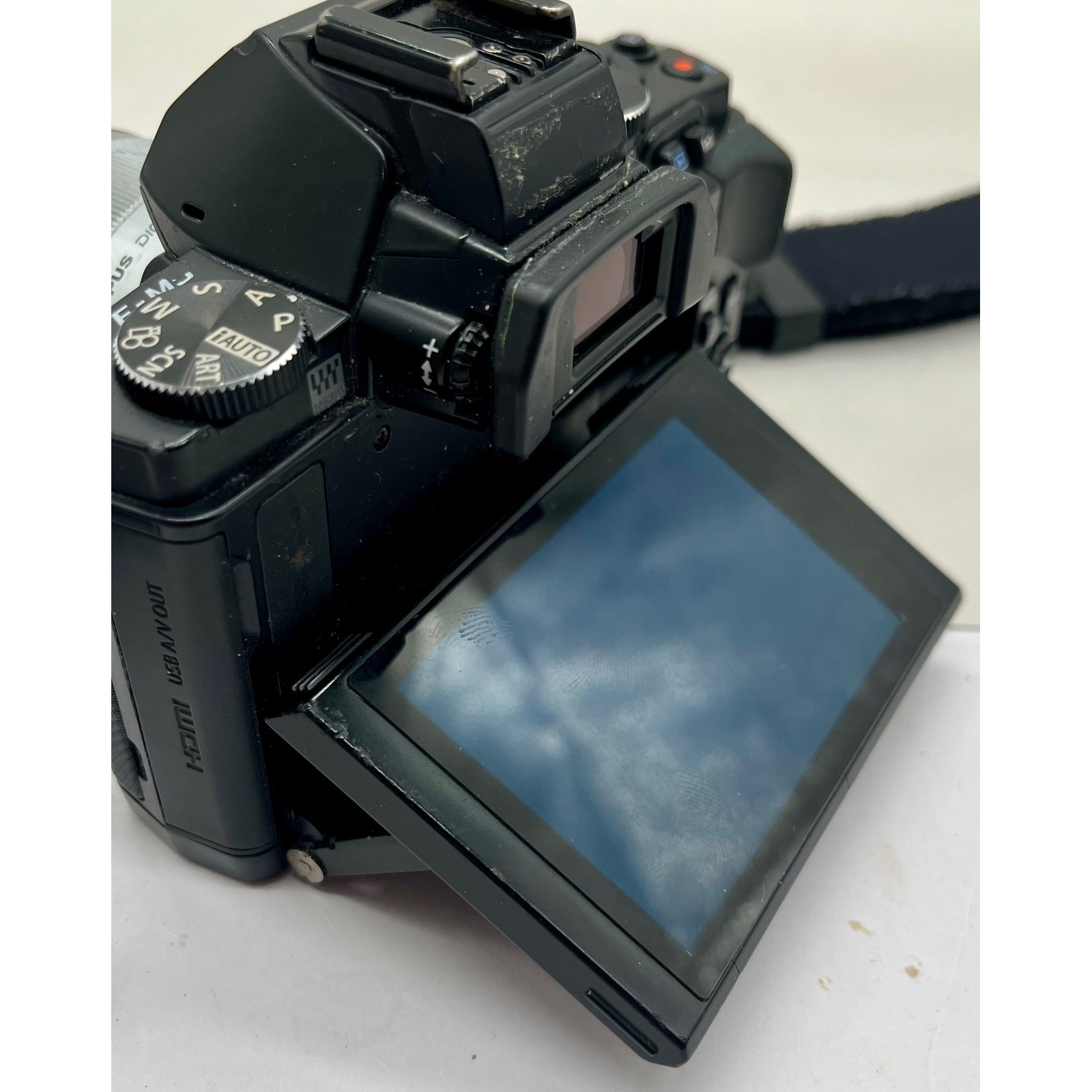 Olympus OM-D E-M5 Mirrorless Camera Black with 45mm f1.8 Lens and Charger Bundle