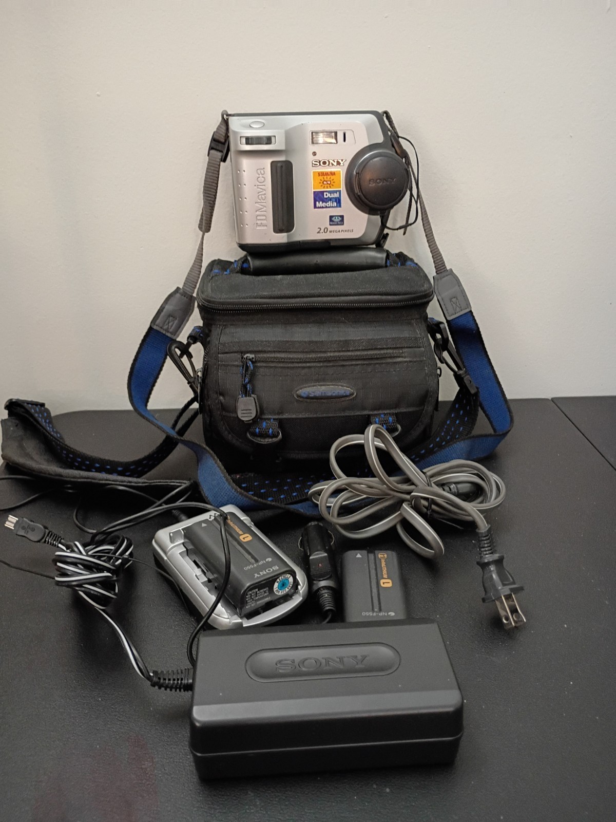 Vintage Sony FD Mavica 2.0MP Digital Camera MVC-FD200 Dual Media 6X Zoom Bundle