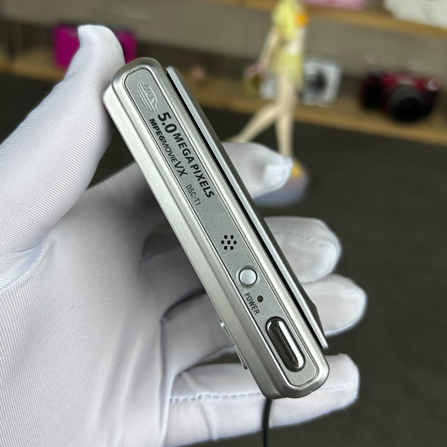 Sony Cyber-shot DSC-T1 5.0MP 3x Optical Zoom CCD Digital Camera – Silver