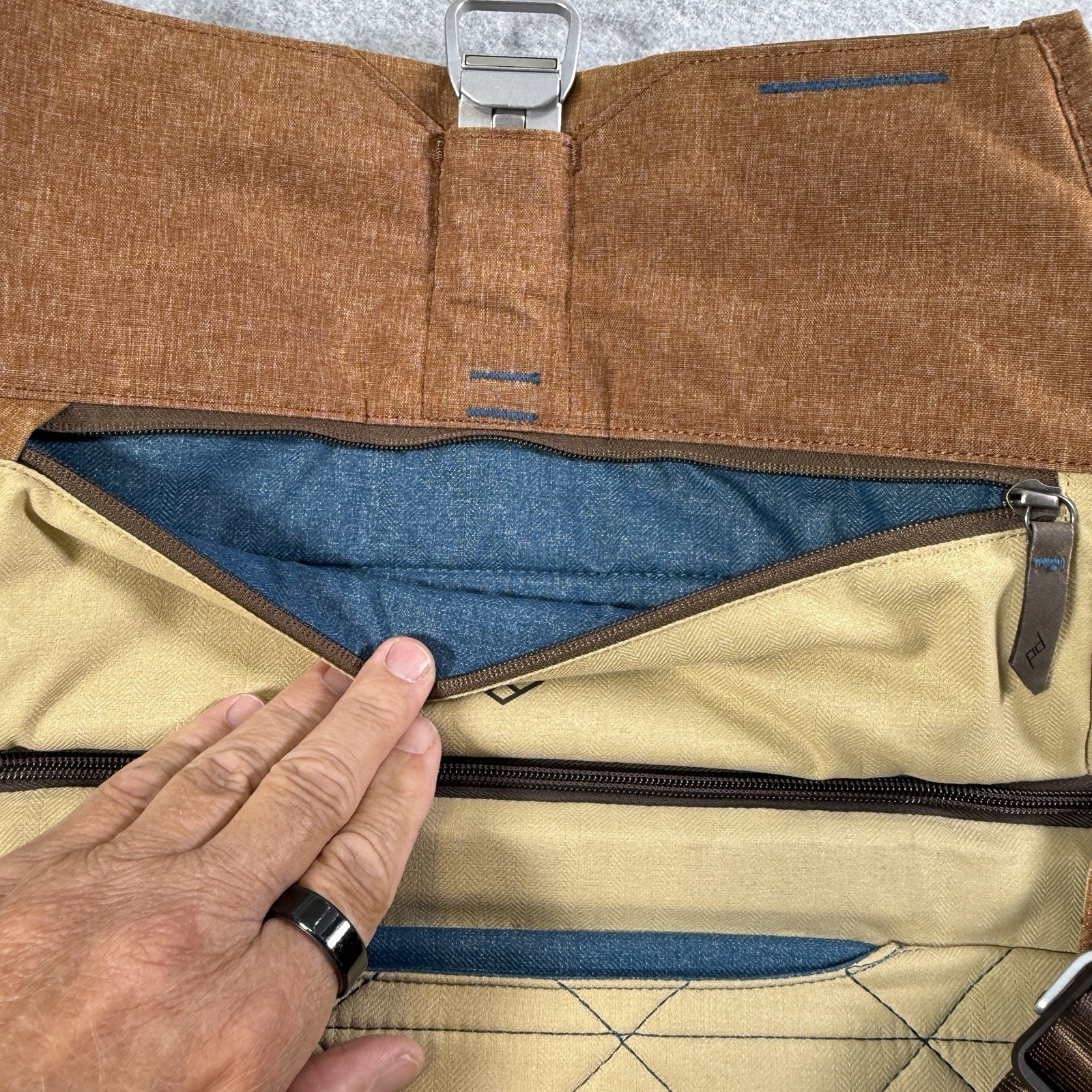 Peak Design The Everyday Messenger 15″ Camera Laptop Work Bag Brown