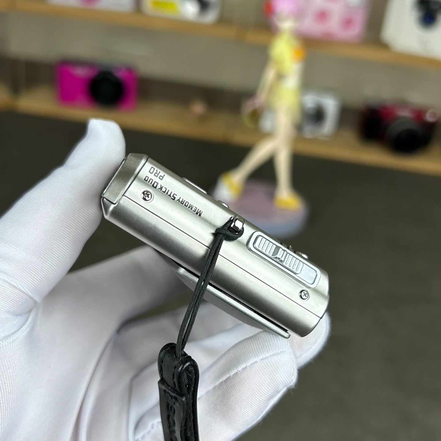 Sony Cyber-shot DSC-T1 5.0MP 3x Optical Zoom CCD Digital Camera – Silver