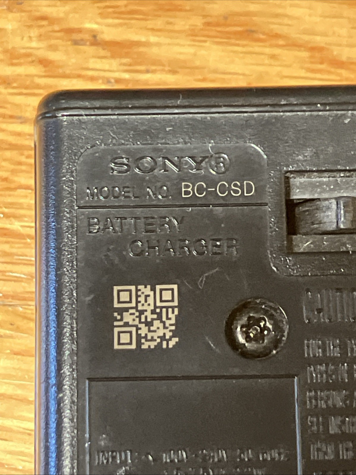 Genuine Sony BC-CSD Battery Charger 100-240V Output: 4.2V 0.33A NP-BD1 NP-FD