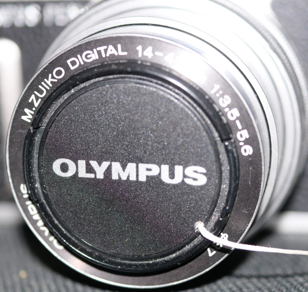 Olympus M.Zuiko Digital ED 14-42mm f/3.5-5.6 EZ Pancake Lens – Silver