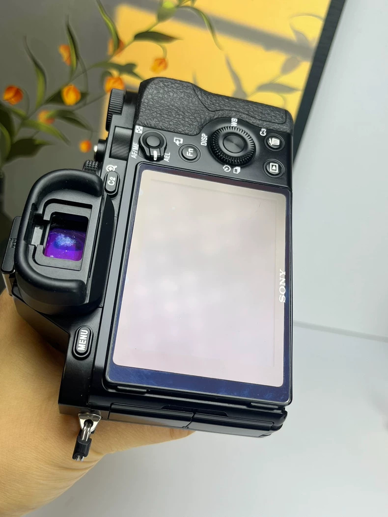 Sony Alpha A7 24.3MP Full Frame Mirrorless Digital Camera with 28-70mm Lens Kit