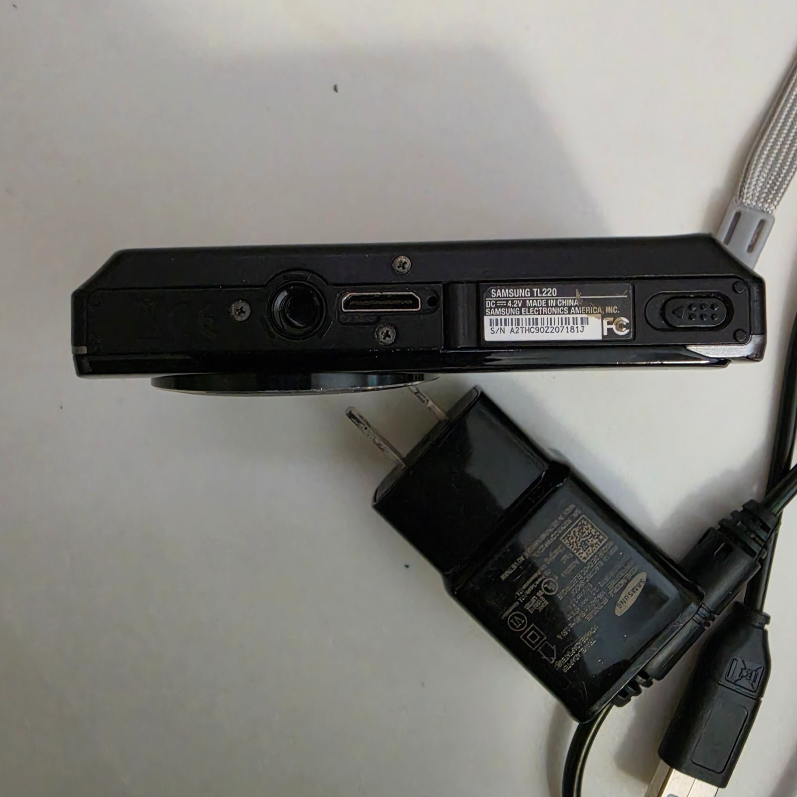 Samsung TL220 DualView Digital Camera 12.2MP 4.6x Zoom Schneider Lens Used