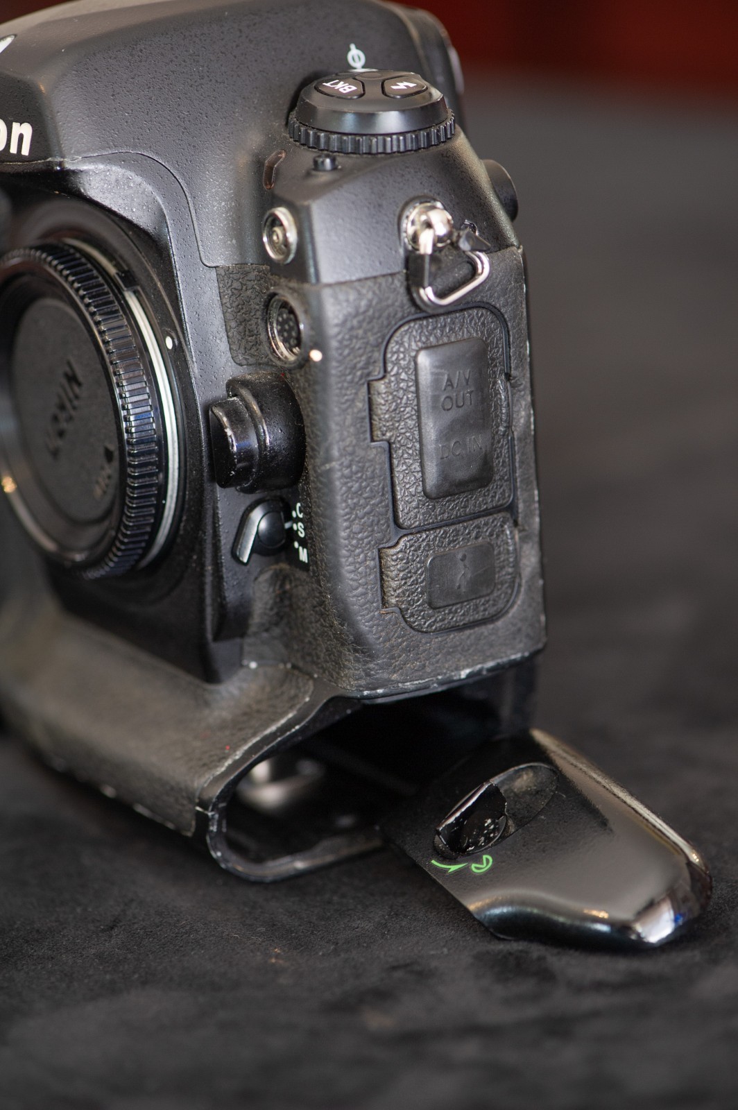 NIKON D2xs body. FOR BUYER FROM E.U. ONLY !!! Minor defects.