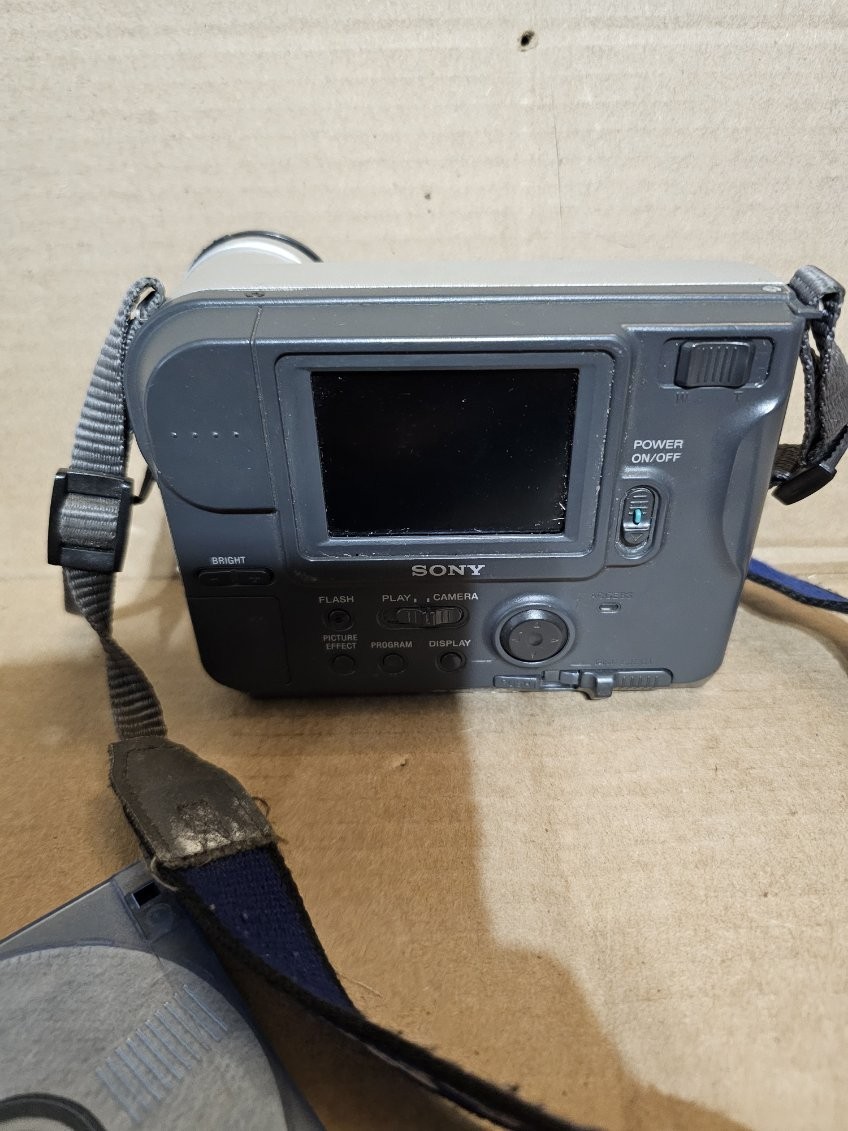 Sony MVC-FD75 FD MAVICA Digital Still Camera UNTESTED PARTS ONLY Incl Battery