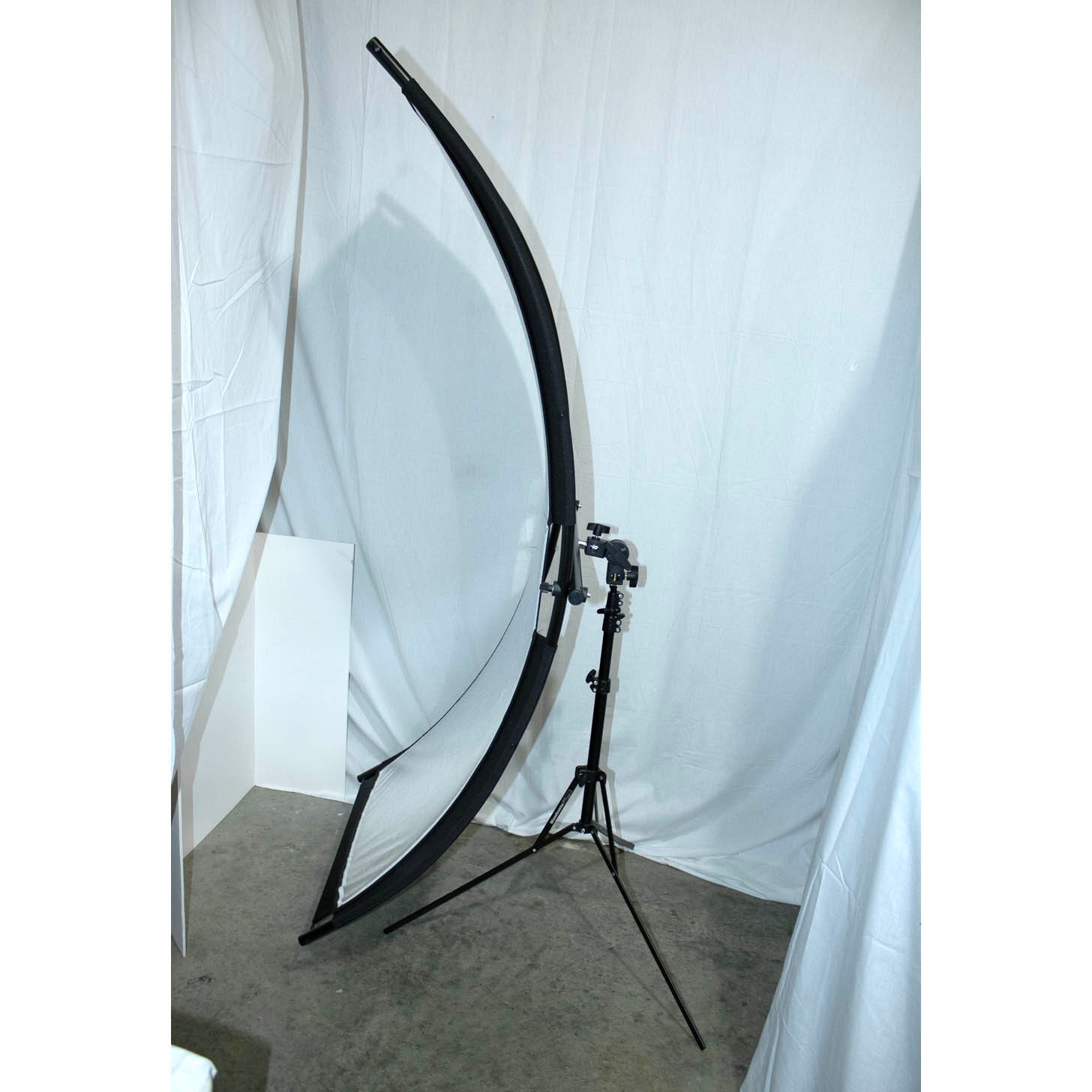 Manfrotto Light Stand with Curved Diffuser Reflector Panel Studio Photography