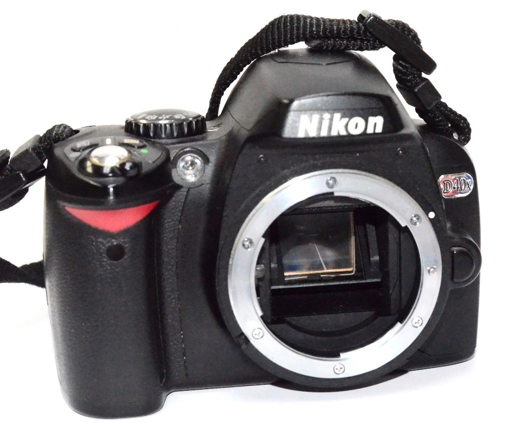 Nikon D40x DSLR Camera (Body Only) Less 23k on Shutter Count w/Battery & Charger