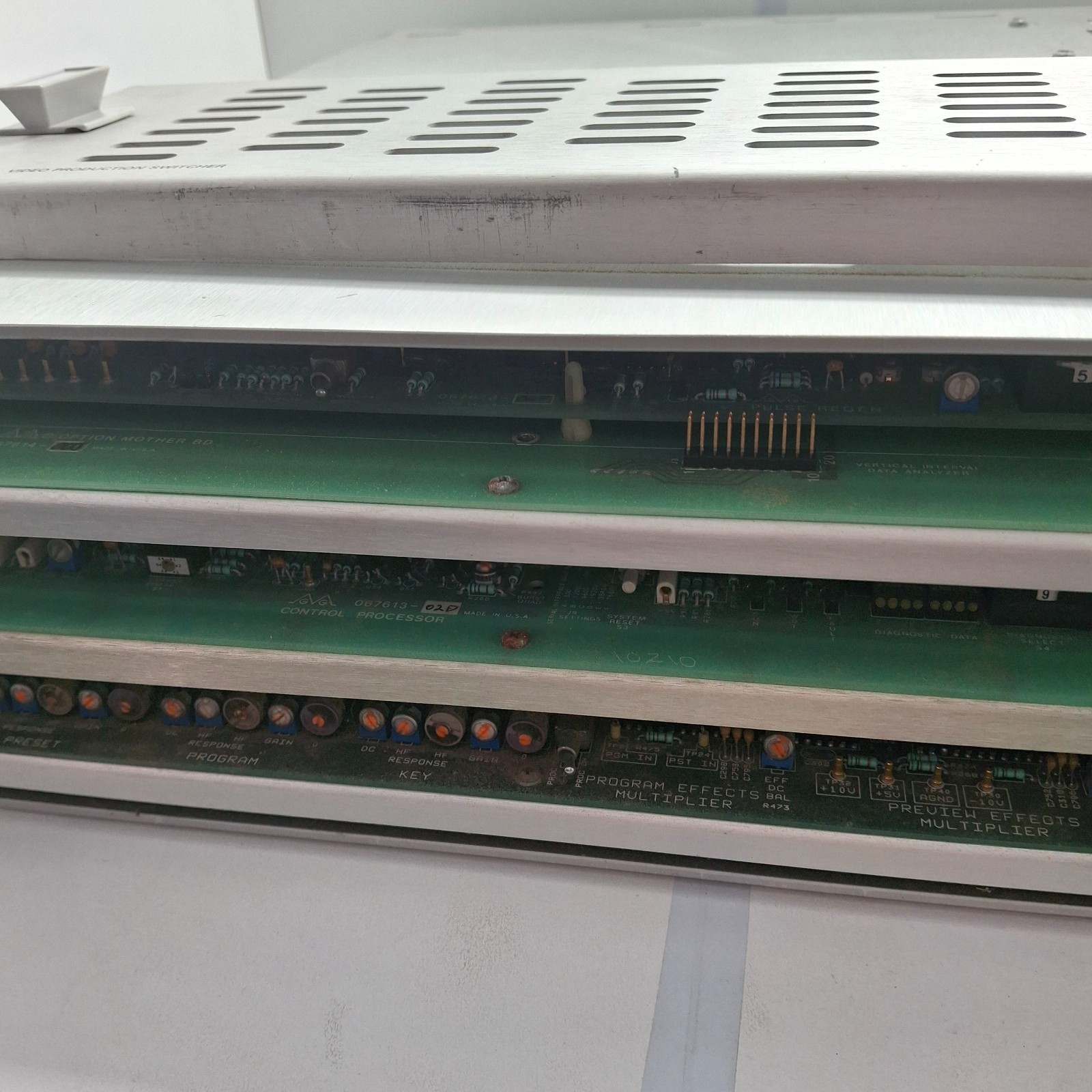Grass Valley 110 Mainframe Unit Tested Power + Handshake Analog Video Switcher