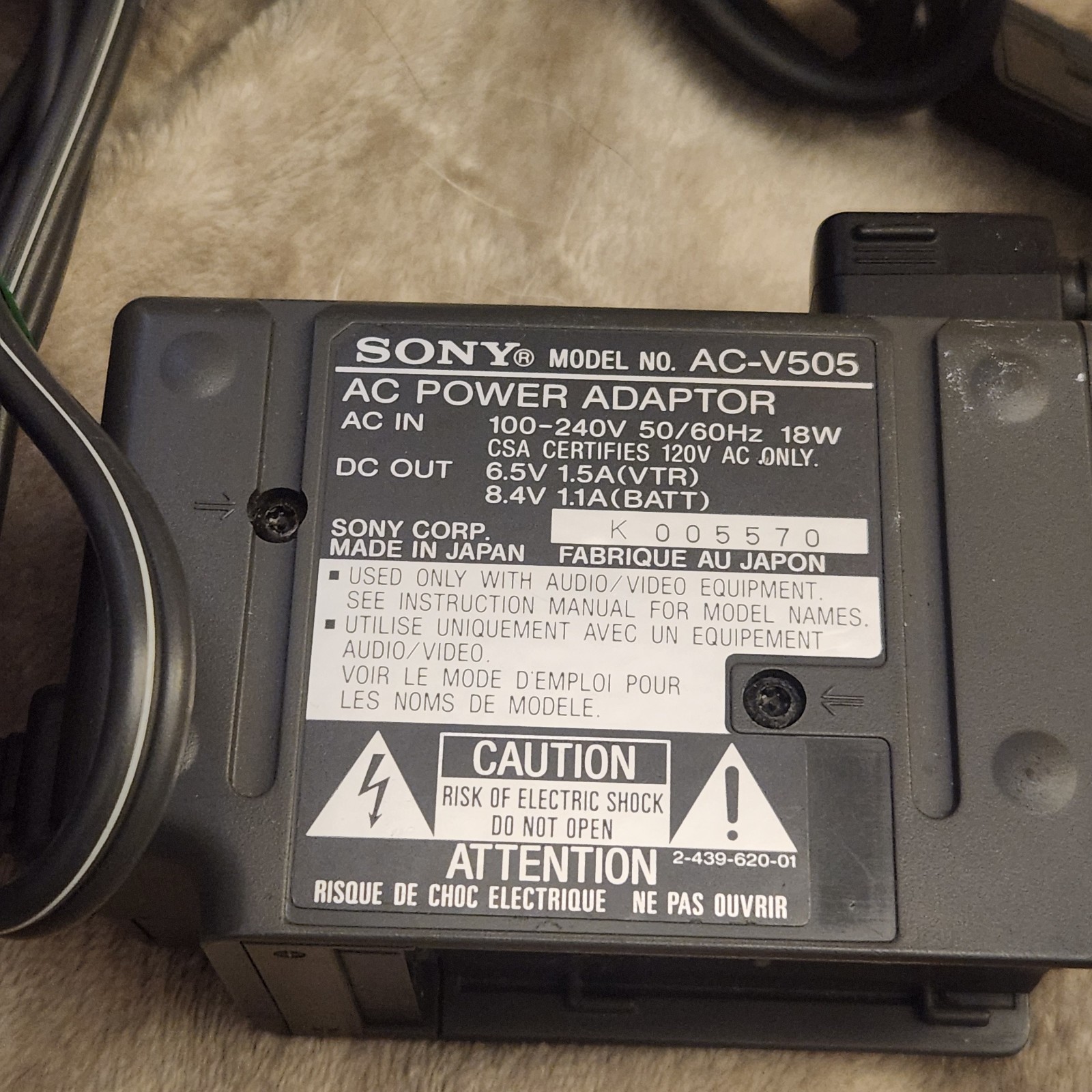 Sony AC-V505 AC Power Adaptor Battery Charger 100-240V 18W 6.5V 1.5A 8.4V 1.1A