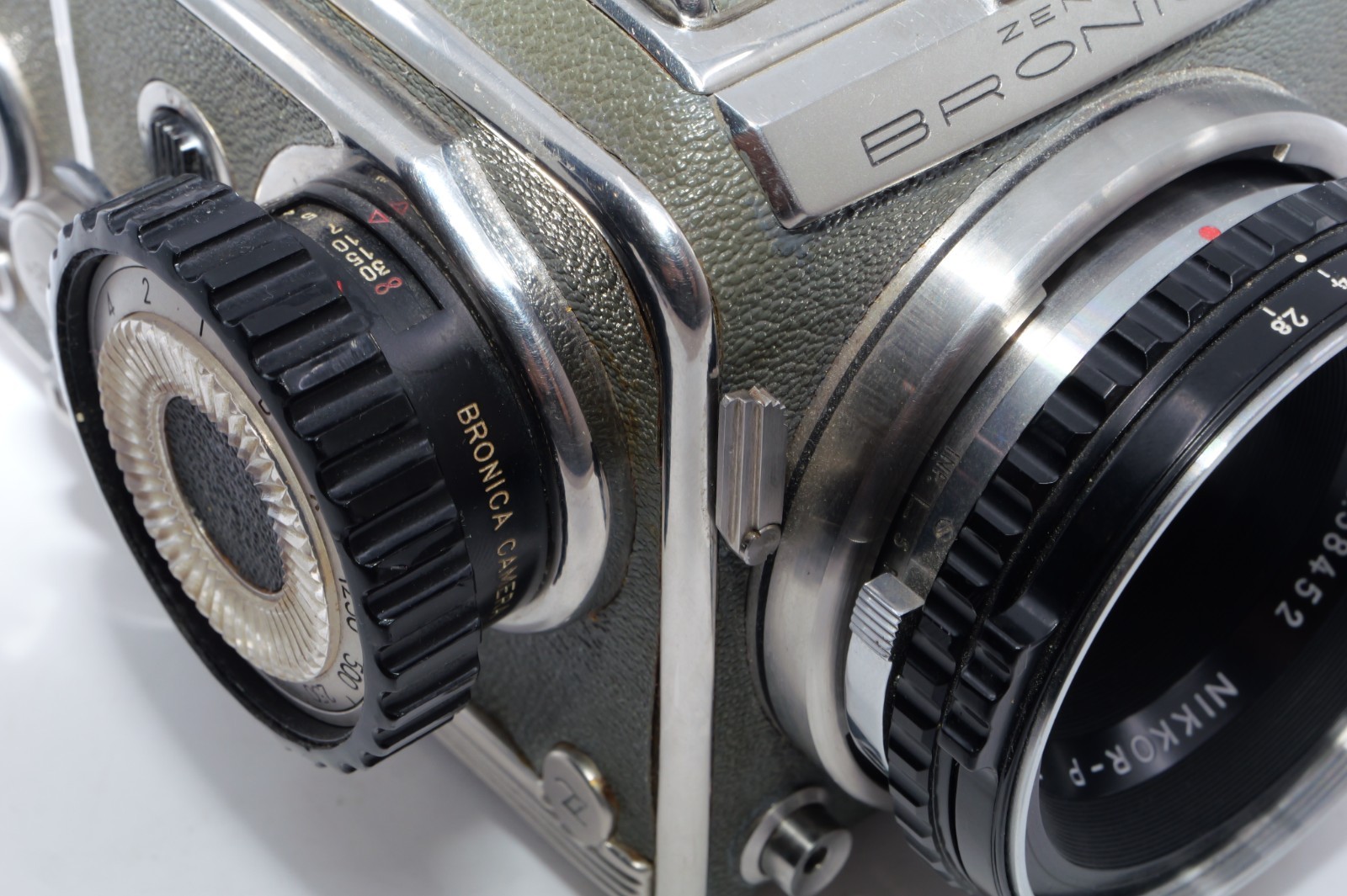 Zenza Bronica DeLuxe Medium Format 6×6 Slr Film Camera. 7.5cm f2.8 Lens. Prism.