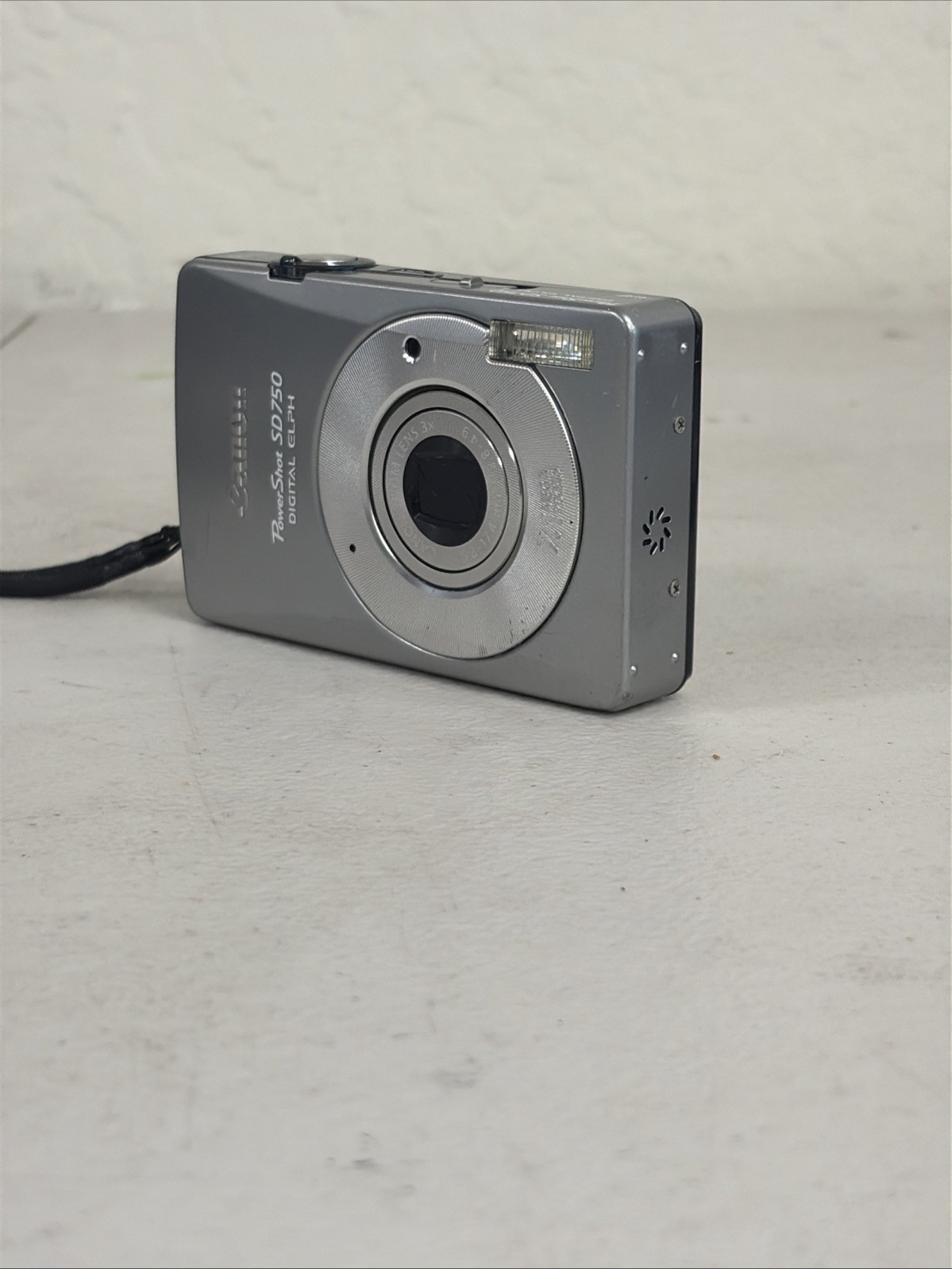 Canon PowerShot SD750 Digital ELPH 7.1MP Digital Camera *READ**