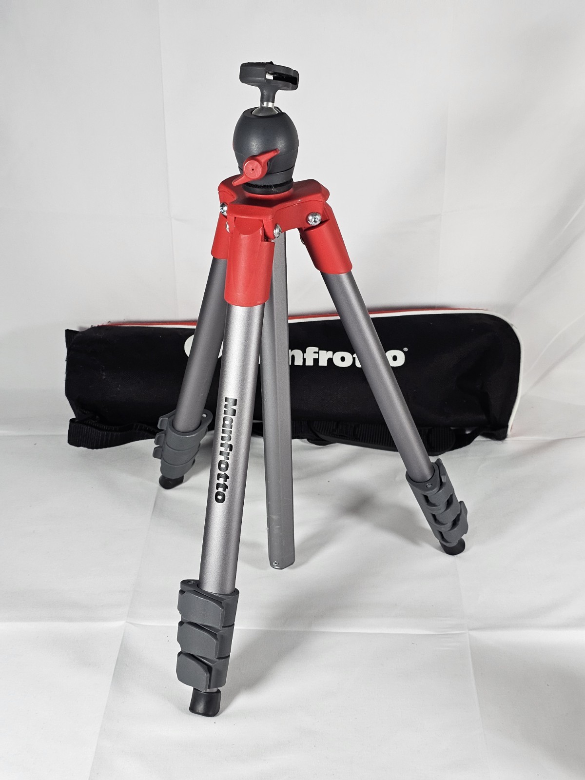 Manfrotto Compact Light Tripod Aluminum 4-stage MKCOMPACTLT-RD Tripod And Bag