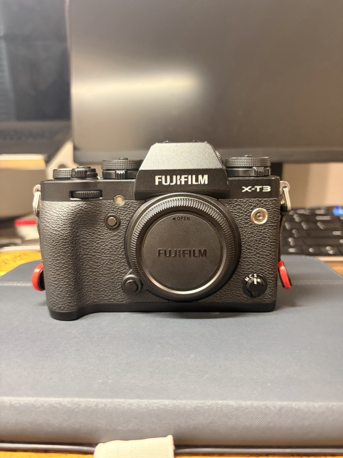 Fujifilm X-T3 26.1MP Mirrorless Camera Body + hand grip + flash, Black