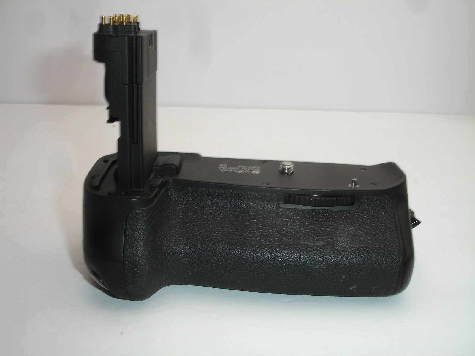 VELLO Vertical Battery Grip for Canon 60D ( Requires Battery ) BG-C6
