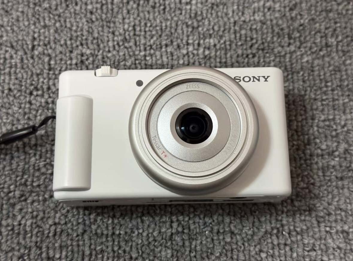 Sony ZV-1F 20.1MP 4K Video Flip Screen Compact Vlogging Digital Camera English